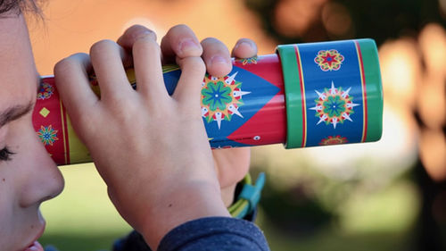 Kreatives Drucken mit zylindrischem Kaleidoskop
